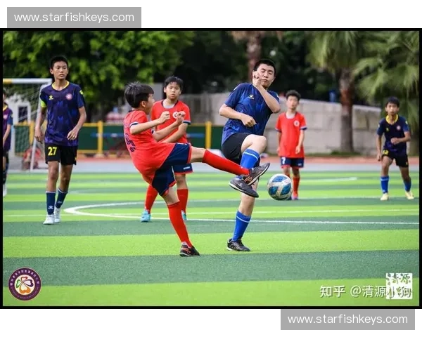 中心小学举行激烈足球比赛 全校师生齐聚助威展现团队精神